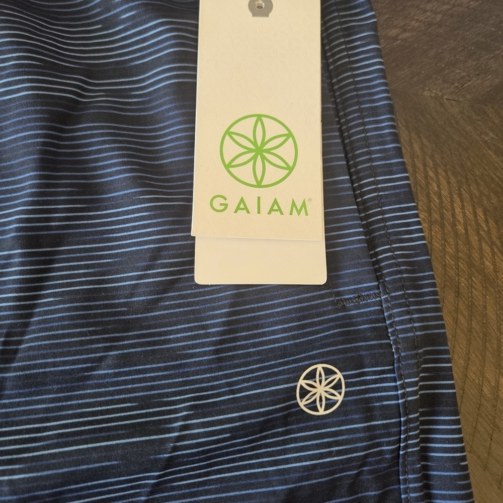NWT GAIAM Men's Streak 9 In Short - Navy Blue Striped Athletic Shorts Large